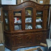 Vetrina e comò in legno noce