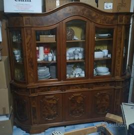 Vetrina e comò in legno noce