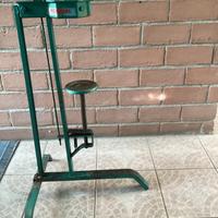 Tappatrice per bottiglie con tappi in sughero