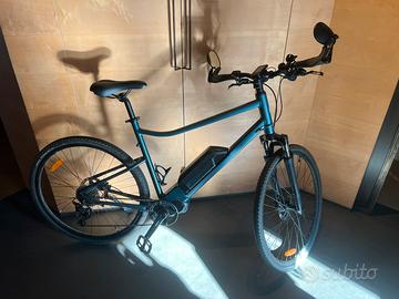 Bici trekking elettrica a pedalata assistita