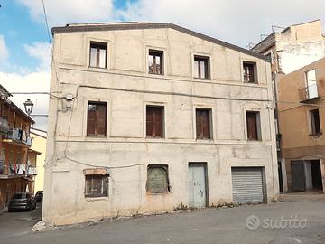 Casa semi indipendente con magazzini