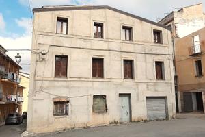 Casa semi indipendente con magazzini