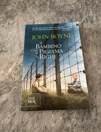 Il bambino con il pigiama a righe