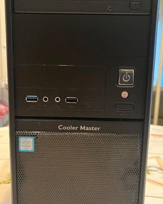 PC con monitor LCD e tastiera