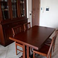 Mobili in arte povera con tavolo e sedie.