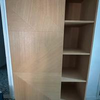 Armadio in legno con ripiani e barra per appendere