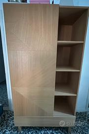 Armadio in legno con ripiani e barra per appendere