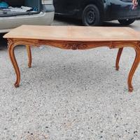 tavolino in legno con intagli da soggiorno 