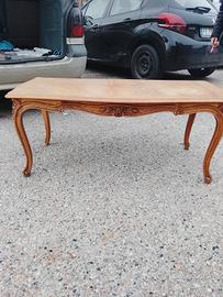 tavolino in legno con intagli da soggiorno 