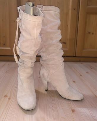 stivali alti con tacco