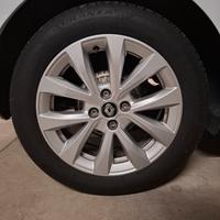 Cerchi in lega Renault e gomme Bridgestone