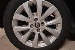 Cerchi in lega Renault e gomme Bridgestone