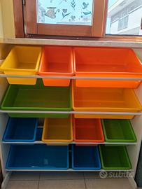mobiletto con ceste per giocattoli 