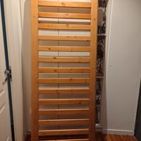 letto a doghe in legno stile giapponese 