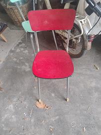 una sedia rossa in formica