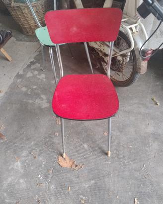 una sedia rossa in formica
