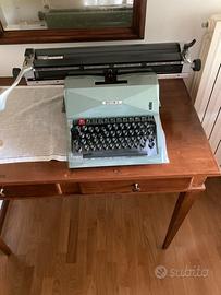 Macchina da scrivere vintage Olivetti