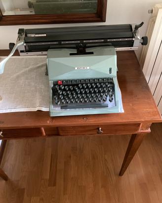 Macchina da scrivere vintage Olivetti