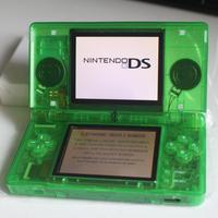Nintendo DS Lite console con shell nuova verde tra