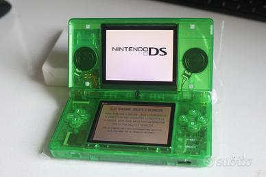 Nintendo DS Lite console con shell nuova verde tra