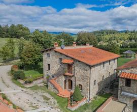 Agriturismo ristrutturato con piscina