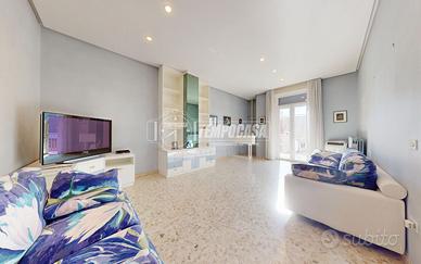 NOVITÀ! Intero stabile con ampio box, abitazione e