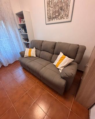 Divano tre posti pari al nuovo