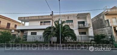 Intero stabile 700mq a Fiumefreddo di Sicilia