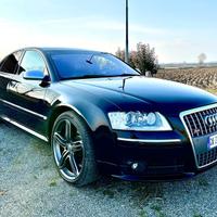 AUDI S8 V10