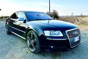 AUDI S8 V10