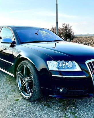 AUDI S8 V10