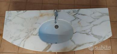 piano marmo di carrara con lavabo e rubinetto