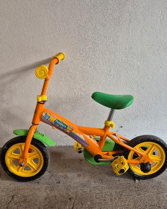 Prima bici con pedali, balance bike e triciclo