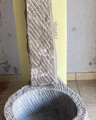 Fontana a colonna in vera pietra