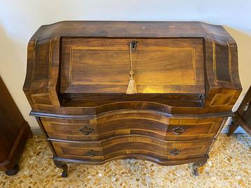 Scrittoio antico in noce