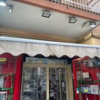 Scaffalature in ferro, vetrine, bancone