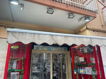 Scaffalature in ferro, vetrine, bancone