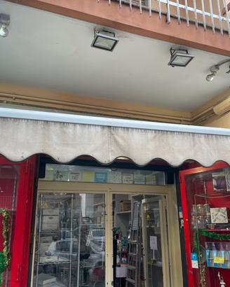 Scaffalature in ferro, vetrine, bancone