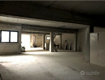 Ampio deposito/magazzino