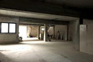 Ampio deposito/magazzino