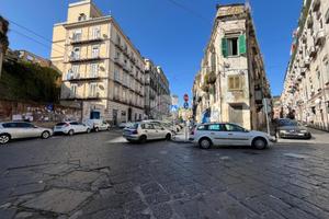 4 LOCALI A NAPOLI