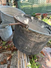 Antico paiolo rustico vintage con manici in ferro