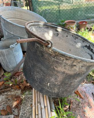 Antico paiolo rustico vintage con manici in ferro
