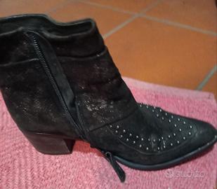 Stivaletti  bassi neri con borchie e tacco n 37
