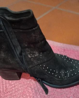 Stivaletti  bassi neri con borchie e tacco n 37