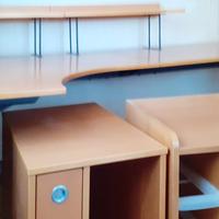 Scrivania da ufficio con mobiletti porta PC