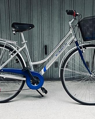 Bicicletta in alluminio come nuova .
