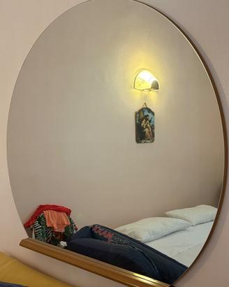 Grande specchio da parete con cornice in legno