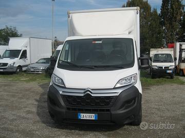 Furgone con cassa e sponda caricatrice