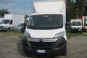 Furgone con cassa e sponda caricatrice